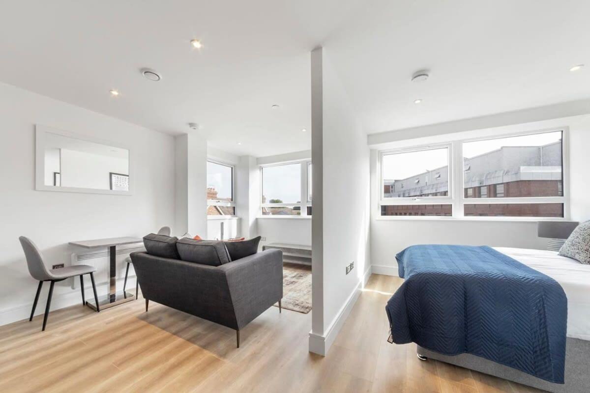 Bright Contemporary Studio In East Grinstead Exteriör bild