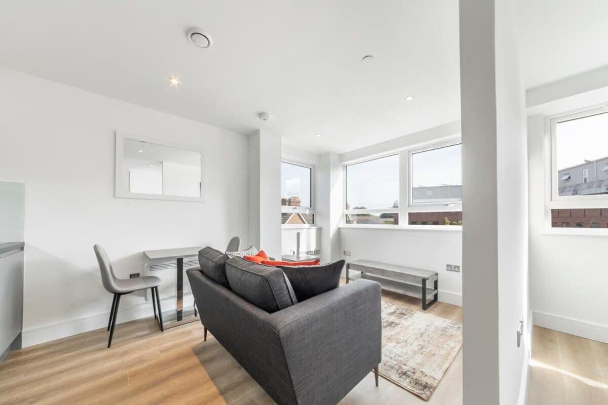 Bright Contemporary Studio In East Grinstead Exteriör bild