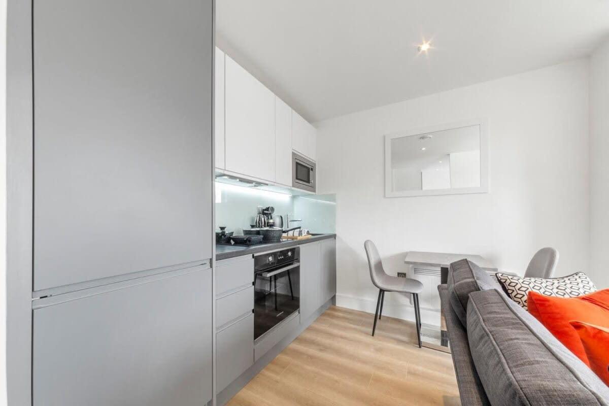 Bright Contemporary Studio In East Grinstead Exteriör bild